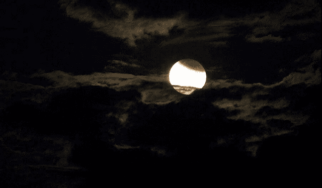  Durante un eclipse lunar parical, solo una parte de la Luna entra en la umbra de la Tierra. Foto: Brad Riza   