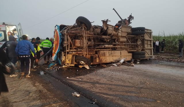 El bus de la empresa agroindustrial Camposol y el ómnibus interprovincial Turismo Cascas chocaron a la altura del óvalo Chicama. Foto: PNP   