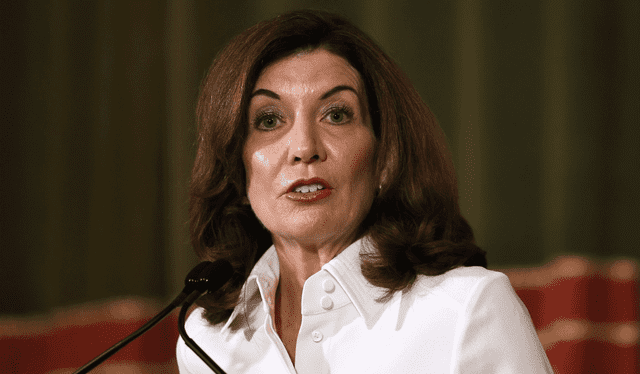  Kathy Hochul anunció el incremento del salario mínimo en Nueva York como respuesta a la inflación y el costo de vida. Foto: The Nation   