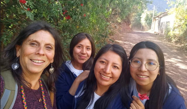  Giselle Silva Panez y las jóvenes psicólogas que la acompañan.    