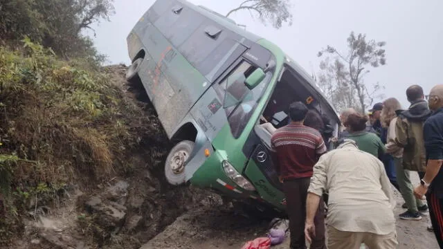 Bus repleto de pasajeros que retornaba a Machu Picchu Pueblo, cayó a un barranco .