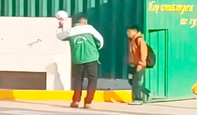  Usuarios en redes sociales aplaudieron el gesto del profesor para recibir con mucha alegría a los escolares y compañeros de trabajo. Foto: composición LR/TikTok/@caiga_quien.caiga1   