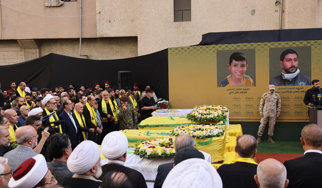 Dolientes, clérigos y miembros de Hezbolá junto a los ataúdes de las personas muertas tras la explosión de cientos de buscapersonas en una oleada mortal en Líbano. Foto: AFP