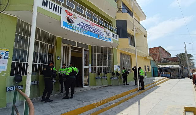  Policía se encuentra en la municipalidad de La Unión. Foto: Maribel Mendo LR    