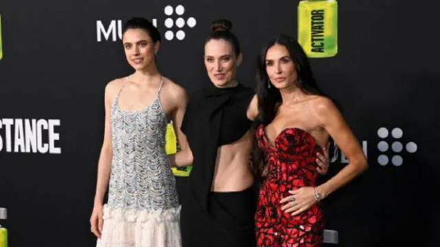  Margaret Qualley, Coralie Fargeat y Demi Moore en avant premiere de 'La Sustancia'. Foto: AFP    