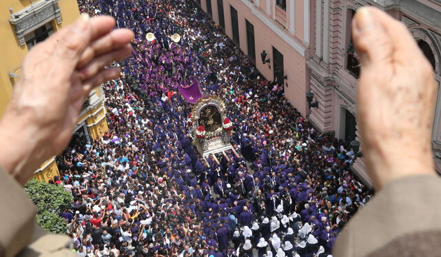 Varios ciudadanos participan de la procesión del Señor de los Milagros