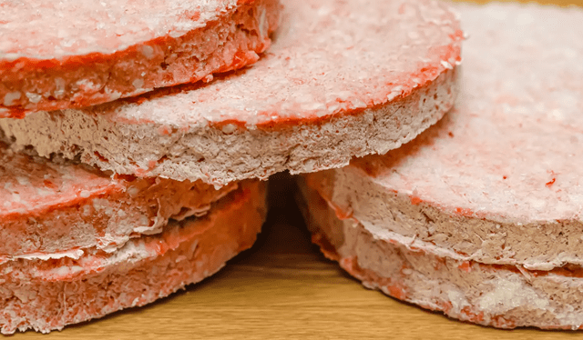 No fue hasta que los detectives encontraron las hamburguesas crudas que pudieron entender lo que había sucedido, según se mencionaron las autoridades. Foto: SERSOLL/stock.adobe.com   