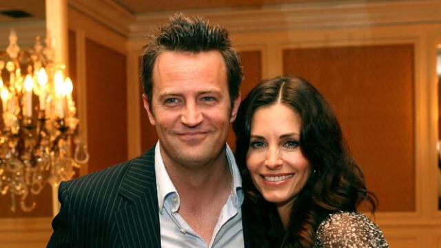  Matthew Perry y Courteney Cox, su comopañer y amiga del exitoso elenco de 'Friends'. Foto: AFP    