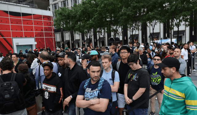  Largas filas previo al lanzamiento oficial en Nueva York, EE.&nbsp;UU. Foto: AFP.   