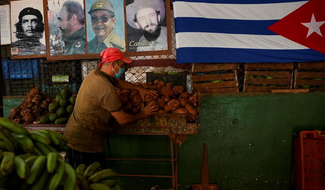 En 2015, se reunió con Barack Obama en la Cumbre de las Américas, marcando un momento histórico en las relaciones entre Cuba y EE.UU. Foto: AFP   