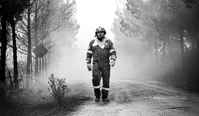 Percy Castañeda, Comandante de bomberos de Amazonas, saliendo de uno de los incendios. Foto: Difusión   