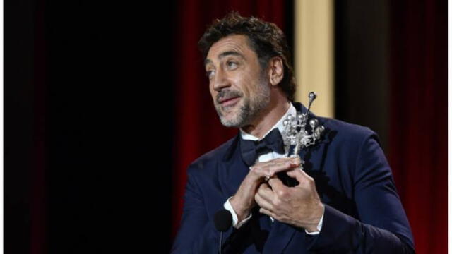 Embelesado. Bardem recibe el Premio Donostia y le dedica palabras a Penélope Cruz que se encontraba en el auditorio. Foto: AFP    