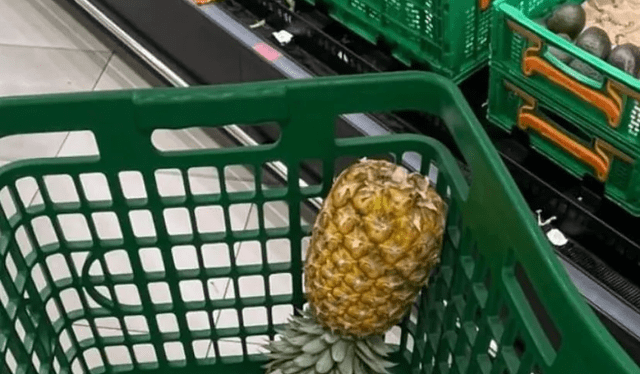  De esta forma los solteros colocan la piña en el supermercado con la esperanza de encontrar a otra persona con la fruta de la misma manera. Foto: Expansión.<br><br>    