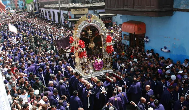 DEcenas de acompañantes usan hábitos morados. Foto: La República   