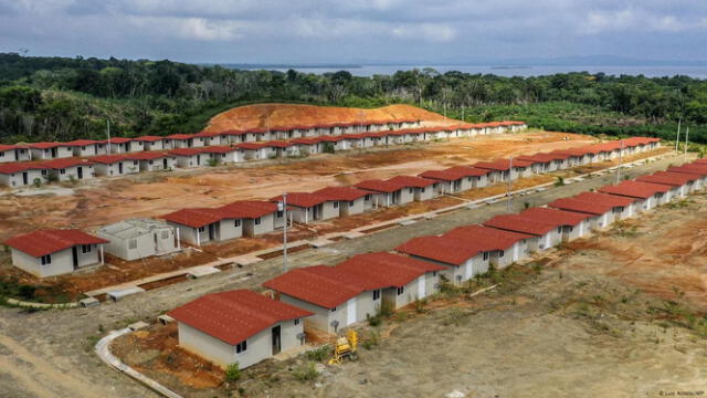  Las nuevas viviendas en Isber Yala están hechas de PVC, la comunidad habitar en chozas de materiales naturales como el bambú y la penca. Foto: AFP   