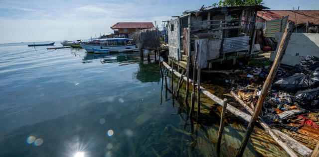  Las inundaciones constantes en Guna Yala han sido consecuencia del incremento del nivel del mar en la región caribeña, estimado en 6 mm anuales. Foto: AFP   