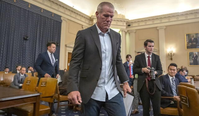 Brett Favre se retira de la audiencia en la que testificó sobre malversación de fondos. Foto: AP   