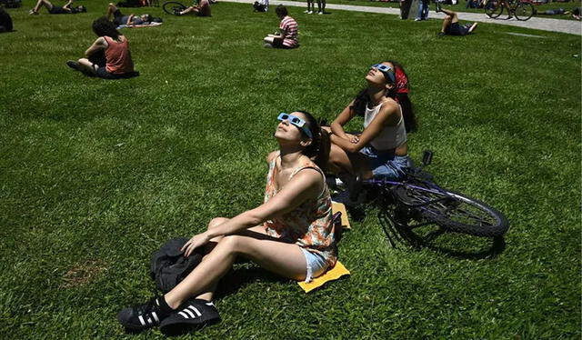 Es impoortante llevar la protección ocular adecuada para contemplar el eclipse solar. Foto: AFP 