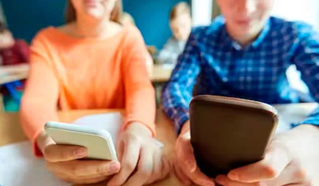 Este 2024, otros 13 estados prohibieron o restringieron los celulares en las escuelas después de Florida. Foto: AFP.   