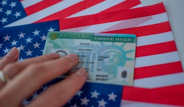  La Green Card es el documento de identidad que concede el gobierno estadounidense a los inmigrantes que viven legalmente en ese país. Foto: Mundo Deportivo   