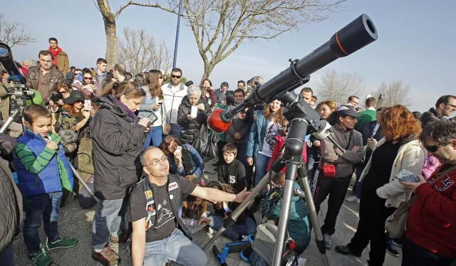 personas ubicándose para observar el eclipse en EE.UU.Foto: El Clarín   