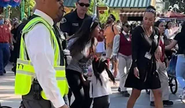 Mujer es arrestada en Disneyland. Foto: TMZ   