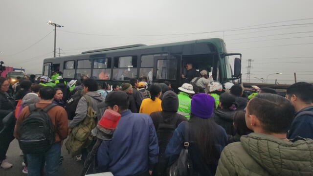 Paraderos aglomerados de pasajeros.   