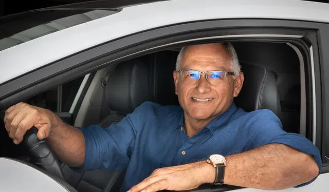  Carlos planea renovar su vehículo para seguir ofreciendo el mejor servicio posible. Foto: Uber   