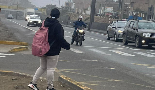 Muchacha estuvo varios minutos en paradero. Foto: La República   