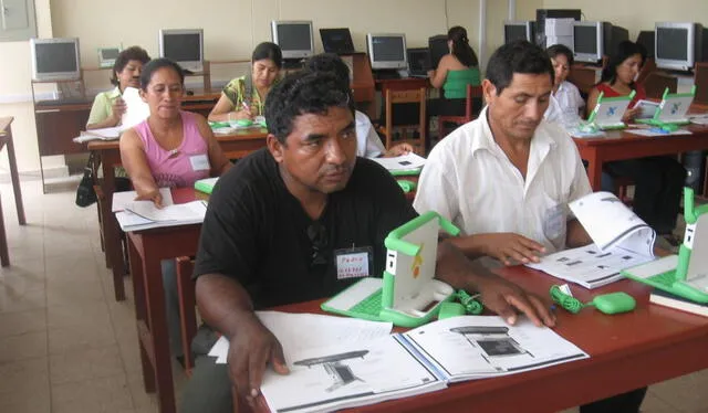  Docentes de instituciones educativas en Perú. Foto: Andina    