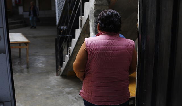 Elsa, la dirigenta amenazada, no salió de su casa durante semanas. A veces ha debido pasar la noche en otras casas. Foto: Marco Cotrina / LR   