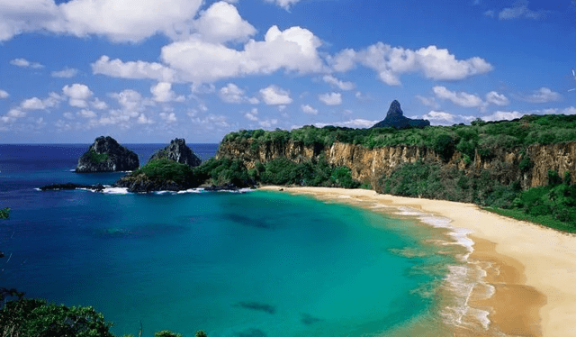  La Playa Sancho, ubicada en el archipiélago Fernando de Noronha en Brasil, es considerada una de las mejores playas del mundo. Foto: El Patagónico   