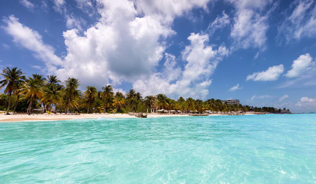  Playa Norte, ubicada en Isla Mujeres, es una playa pública ideal para nadar, tomar el sol y relajarse, y es considerada una de las mejores del Caribe. Foto: Playadelnorte.com   