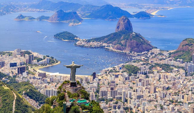 Río de Janeiro en Brasil tiene al imponente Cristo Redentor, llamado también Cristo de Corcovado. Foto: SkyAirline   