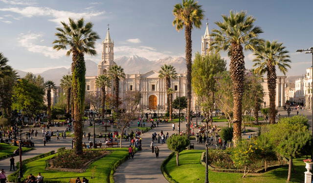 La plaza de Armas de Arequipa está rodeada por amplias áreas verdes. Foto: difusión   