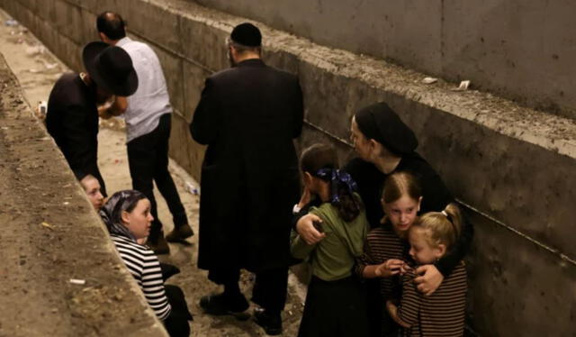  Israelíes se resguardan durante el ataque con misiles lanzado por Irán. Foto: REUTERS   