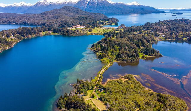  El lugar se destaca por su atractivo turístico, ofreciendo diversas actividades como deportes de invierno, rutas de senderismo y paseos por sus impresionantes lagos y extensos bosques. Foto: Traveler<br>    