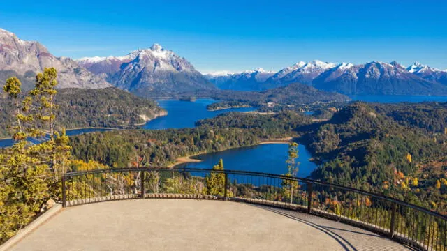 Circuito Chico es la ruta más emblemática de Bariloche, una experiencia fascinante donde la ciudad, los bosques, los lagos y las montañas se combinan en un único paisaje. Foto: Go Patagonic   