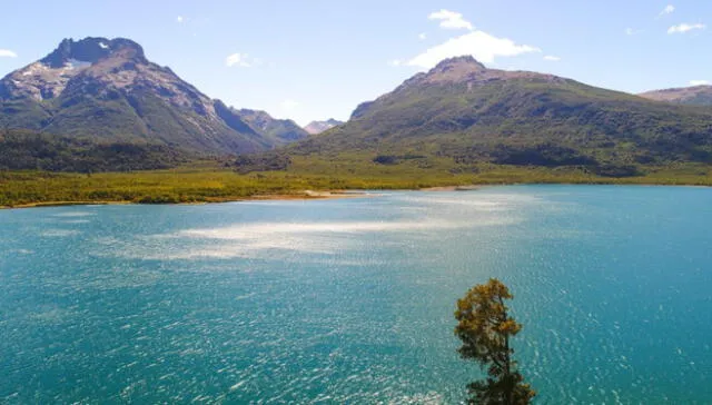 El Nahuel Huapi es un lago glacial, lo que explica su profundo color azul cristalino. Su superficie abarca 557 km² y se encuentra a aproximadamente 700 metros sobre el nivel del mar. Foto: Patagonia Andina   