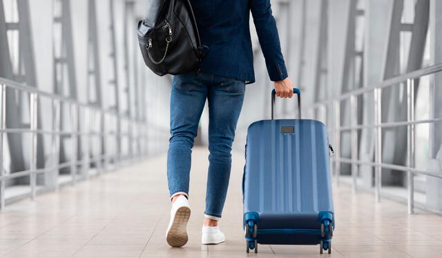  La mayoría de las aerolíneas permiten el transporte de maletas de mano y pequeños equipajes en la cabina del avión. Foto: Freepik   