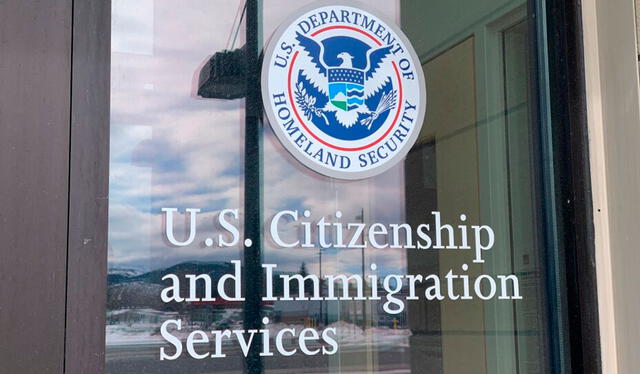  El Servicio de Ciudadanía e Inmigración de Estados Unidos (USCIS) ofrece algunas excepciones a los inmigrantes que buscan la ciudadanía, permitiéndoles acceder a este estatus sin tener que demostrar conocimientos del idioma inglés. Foto: Azteca   