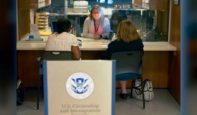  El USCIS ofrece algunas excepciones a los inmigrantes que buscan la ciudadanía, permitiéndoles acceder a este estatus sin tener que demostrar conocimientos del idioma inglés. Foto: Conexión Migrante   