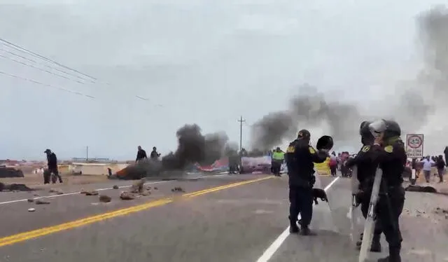 Policías llegaron a la zona para controlar las manifestaciones de los pescadores artesanales. Foto: Captura America Noticias   