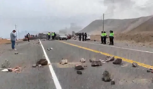 Piedras de gran tamaño fueron puestas en la carretera para evitar el tránsito de los vehículos. Foto: Captura America Noticias   