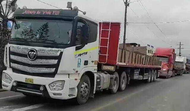 Camino es lucieron parados en medio de la carretera por las manifestaciones. Foto: Captura America Noticias   