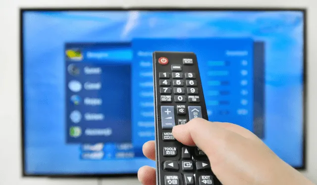 El control remoto de una Smart TV incluye una serie de otros botones que desempeñan funciones cruciales. Foto: ComputerHoy.   