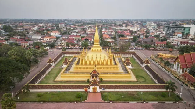 Laos, ubicado en el Sudeste Asiático, es un país conocido por su geografía montañosa. Una de sus características más importantes es el río Mekong, que atraviesa gran parte de su territorio. Foto Pin Your Footsteps   