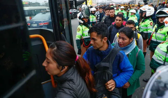 Pasajeros esperan abordar vehículos para llegar a sus trabajos