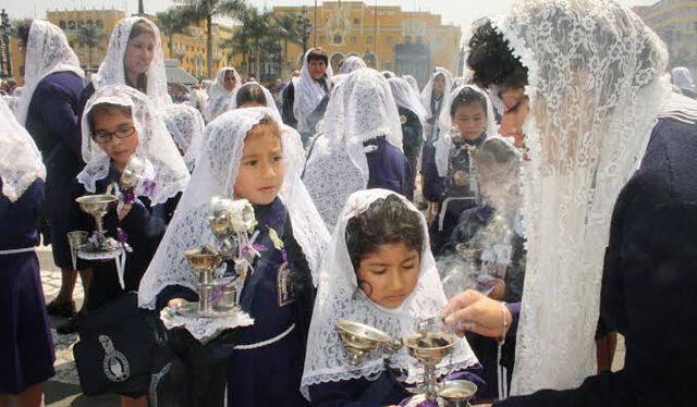 Devotos usan hábitos durante procesión. Foto: La República   