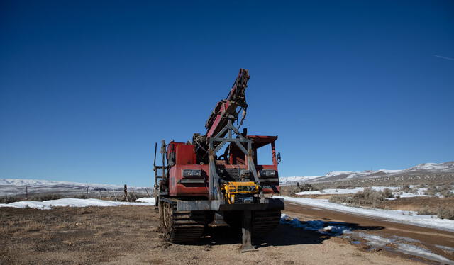 Existen montones de desechos de minas de mercurio abandonadas en la Caldera McDermitt. Foto: Bradley W. Parks/OPB   